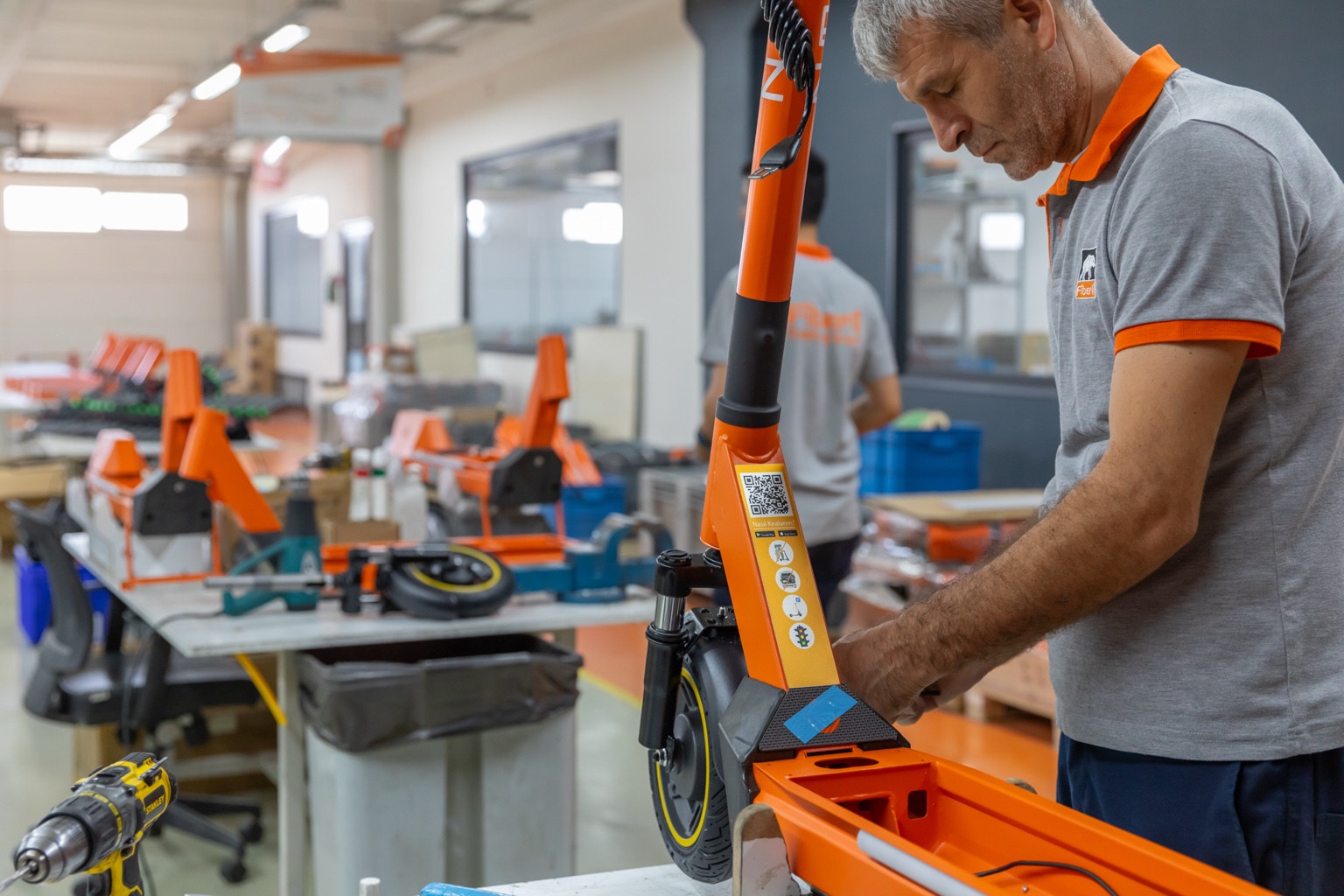 GEZ fabrikasında scooter montajı